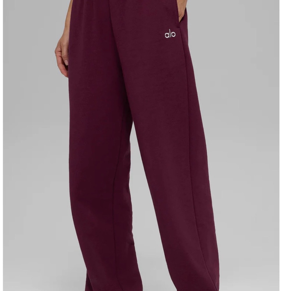ALO Yoga Accolade Straight Leg Sweatpant in Burgundy Truffle
